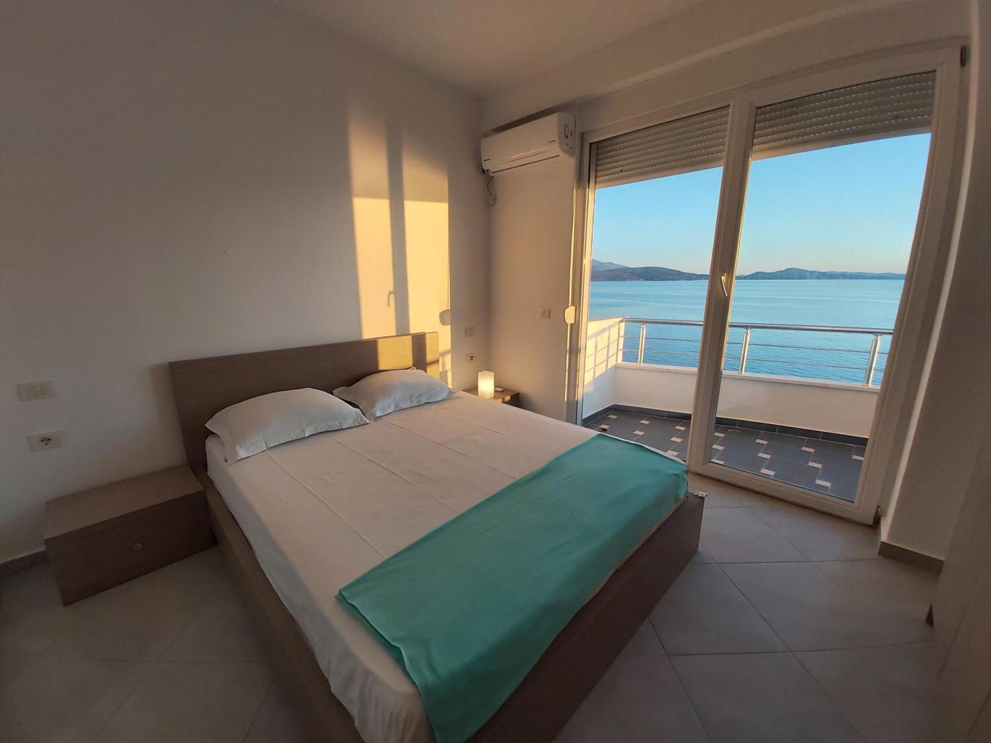 Sunset By The Sea Apartments - Frontbeach Sarandë Esterno foto