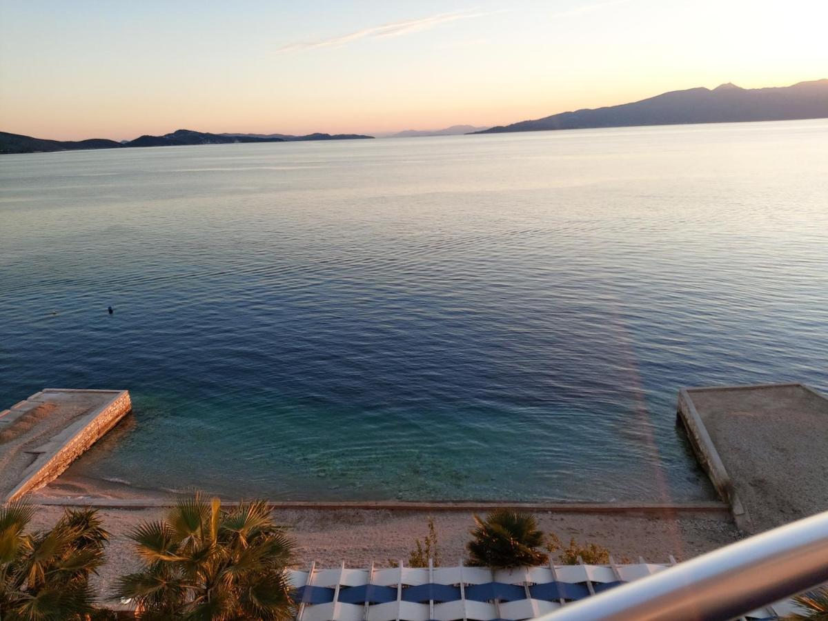 Sunset By The Sea Apartments - Frontbeach Sarandë Esterno foto